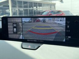 【360°ビューモニター】専用のカメラにより、上から見下ろしたような視点で360度クルマの周囲を確認することができます☆死角部分も確認しやすく、狭い場所での切り返しや駐車もスムーズに行えます。