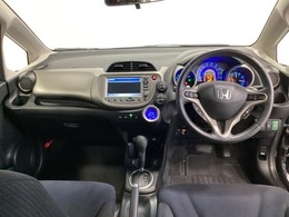 車内は光触媒抗菌消臭施工済です。インパネ周りはスタイリッシュなデザインです。グローブボックスやカップホルダーのほかにトレーなどたくさんの収納スペースが付いています。