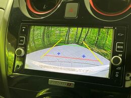 【バックカメラ】駐車時に後方がリアルタイム映像で確認できます。大型商業施設や立体駐車場での駐車時や、夜間のバック時に大活躍！運転スキルに関わらず、今や必須となった装備のひとつです！