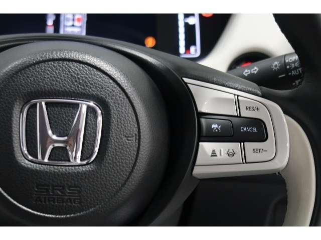 Hondaセンシングの機能のひとつ、アダプティブクルーズコントロール付！アクセルから足を離しても設定したスピードと前車との車間を保ち走行してくれます！車線維持もアシスト☆高速道路で疲労軽減ですね☆