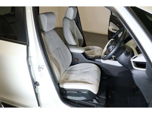 すわり心地の良い運転席・助手席です。長時間のドライブの疲れ軽減に貢献します。どうぞ快適なドライブを♪