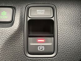 【オートブレーキホールド】信号待ちや渋滞で停車時にブレーキから足を離しても、停止状態を保持してくれます。前進するときはアクセルを踏めば自動で解除されるので安心♪街乗り運転が楽になります♪