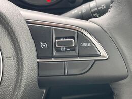 【クルーズコントロール】高速道路もラクラク走行。アクセルを離しても一定速度で走行ができ、長距離運転時の負担を軽減！加速・減速も簡単なスイッチ操作で調整できます。