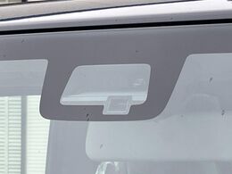 【スズキ　セーフティサポート】走行中に前方の車両等を認識し、衝突しそうな時は警報とブレーキで衝突回避と被害軽減をアシスト。より安全にドライブをお楽しみいただけます。