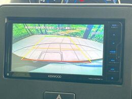 【バックカメラ】駐車時に後方がリアルタイム映像で確認できます。大型商業施設や立体駐車場での駐車時や、夜間のバック時に大活躍！運転スキルに関わらず、今や必須となった装備のひとつです！