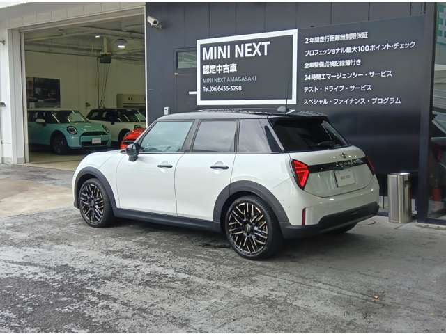 レーン・ディパーチャー・ウォーニング（車線逸脱警告システム）やレーン・チェンジ・ウォーニングなど、運転時の車線変更もアシストします。