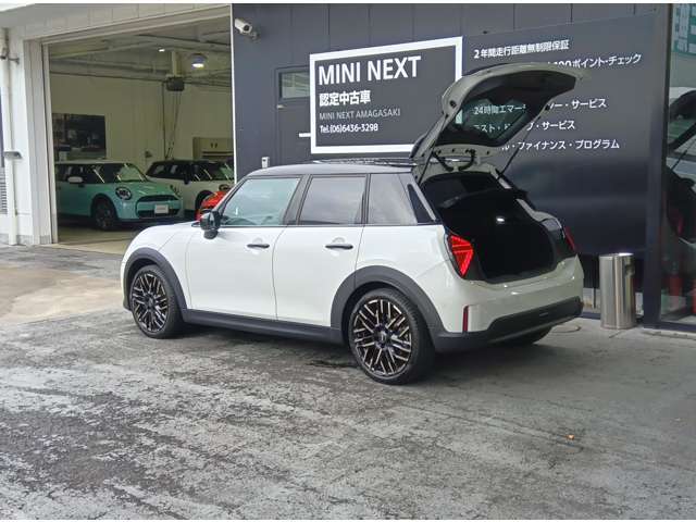 荷物の積み降ろしがしやすい、ハッチバックタイプのバックドア