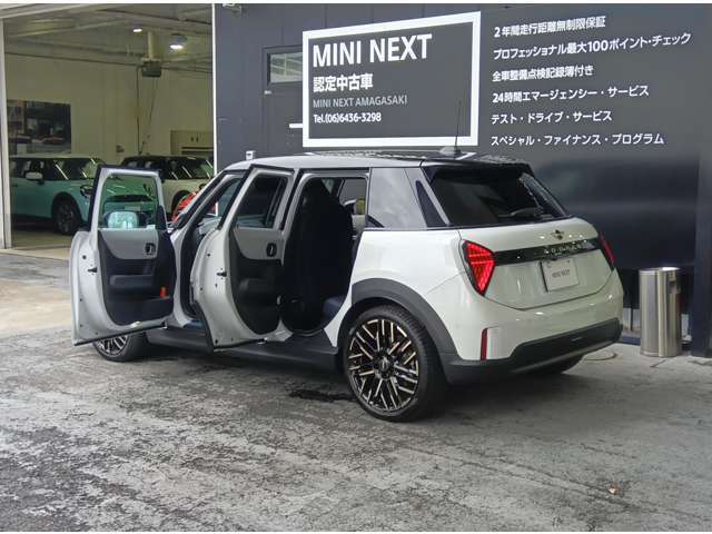 各ドアの開口部が広く、乗り降りや荷物の積み降ろしがしやすくなっております。