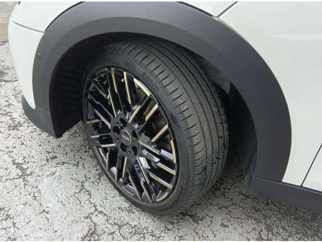 タイヤサイズは215/40R18です