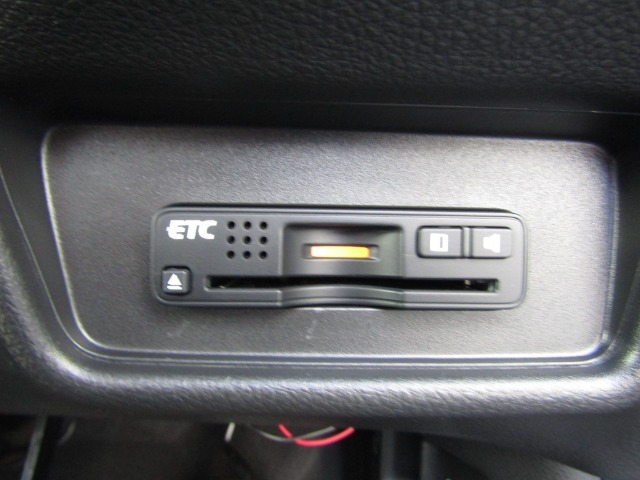 ETC車載器が装備されております。お車の登録後、セットアップを完了してから納車させていただきます。カードをご用意いただければ使用いただけます。
