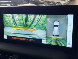 【パノラミックビューモニター】専用のカメラにより、上から見下ろしたような視点で360度クルマの周囲を確認することができます☆死角部分も確認しやすく、狭い場所での切り返しや駐車もスムーズに行えます。