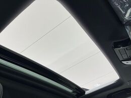 【サンルーフ】開放感たっぷりの希少装備、サンルーフが装着されています！車内に明かりを取り入れたり景色を楽しむ以外にも、車内の空気も簡単に換気できて快適です！