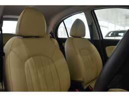 BUBUならではの内外装の手入れ、自社工場による納車前点検では100項目に及ぶ法定点検に基づいた内容の点検整備とコンピューター診断を実施。 『点検整備記録簿』を発行し、丁寧にご説明差し上げます。