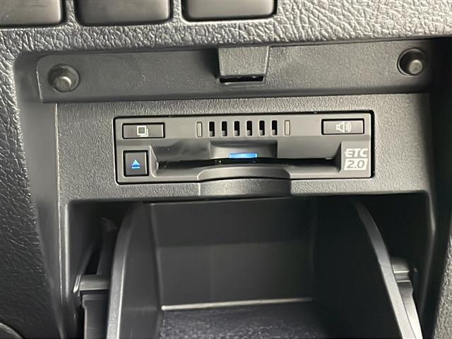 【ETC】有料道路を利用する際に料金所で停止することなく通過できる、ETC車載器（ノンストップ自動料金収受システム機器）が装備されています。セットアップを行うことで利用可能になります。