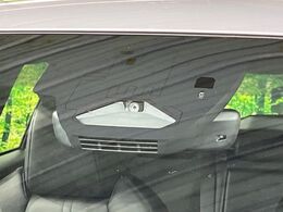 【プリクラッシュセーフティ】前方の車両等を検知し、衝突しそうな時は警報で注意を促し、ブレーキを踏む力をサポート。ブレーキを踏めなかった場合は衝突被害軽減ブレーキが作動、衝突回避をサポートします。
