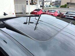 【ムーンルーフ】開放感たっぷりの希少装備、ムーンルーフが装着されています！車内に明かりを取り入れたり景色を楽しむ以外にも、車内の空気も簡単に換気できて快適です！