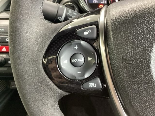 ステアリングスイッチがついていますので、オーディオのチャンネル変更、ボリューム、ジャンル変更が操作可能です。ハンドルから手を離さず安全に操作できます。