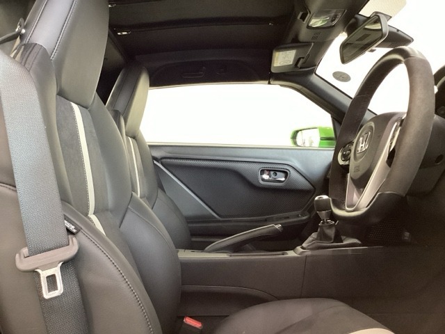 運転席・助手席共サイドエアバックを装備しています。スポーツカーといえど、安全性にも考慮された専用シートです。横Gによる運転姿勢のズレを抑え、高いサポート性とフィット感を実現したS660専用シートです。