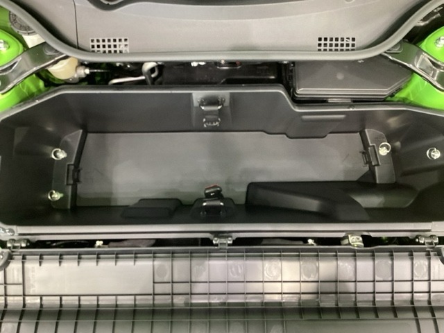 ボンネットを開けると、ロールトップを収納できる専用ユーティリティBOXがあります。