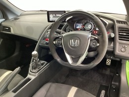 車内は光触媒抗菌消臭施工済です。スタイリッシュなデザインでスポーティなインパネ周りを演出します。グローブボックスやトレーなどコンパクトにまとめた収納スペースが付いています。
