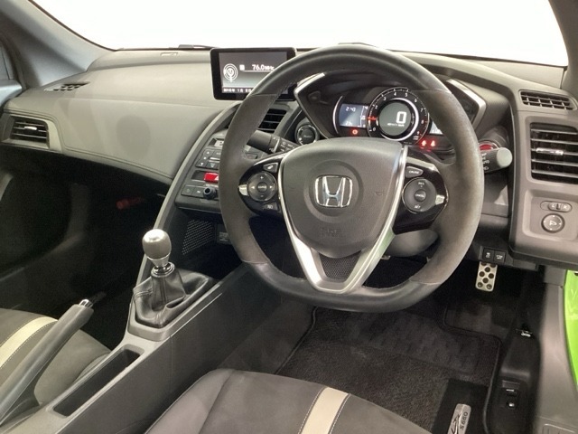 車内は光触媒抗菌消臭施工済です。スタイリッシュなデザインでスポーティなインパネ周りを演出します。グローブボックスやトレーなどコンパクトにまとめた収納スペースが付いています。