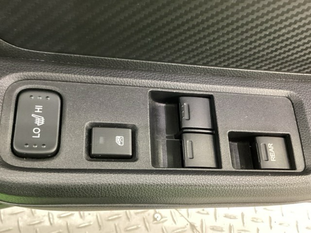 パワーウインドウスイッチの近くにシートヒータースイッチがついています。前席の左右別々にHiとLoの2段階で温度設定ができます。冬場の寒い時など快適に過ごせます。