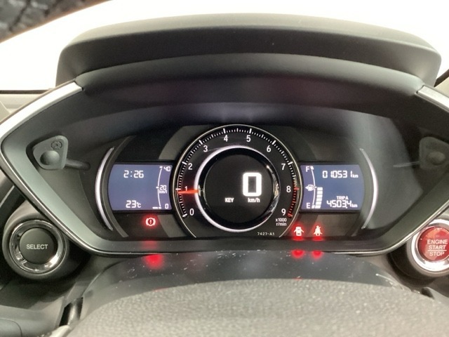 真ん中にデジタルのスピードメーターと、アナログのタコメーターを配した、S660専用の3連メーターになっています。