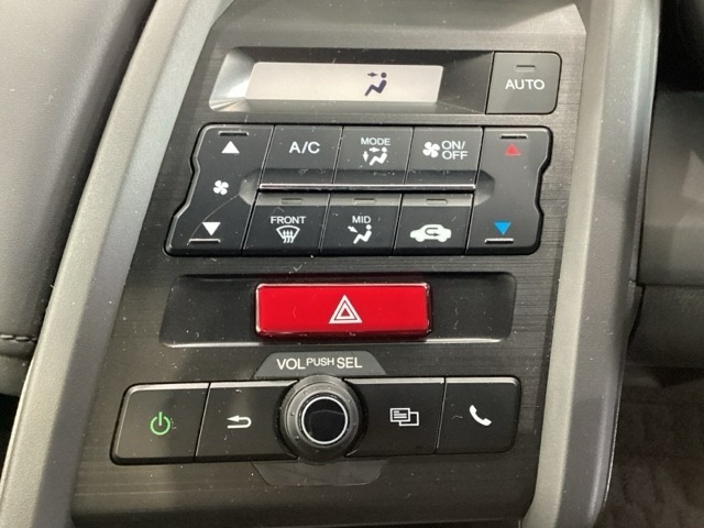 オートエアコンがついてますので、お好みの温度をセットするだけで風の強さや風量を自動で調整します。スイッチの簡単操作で快適に過ごせます。