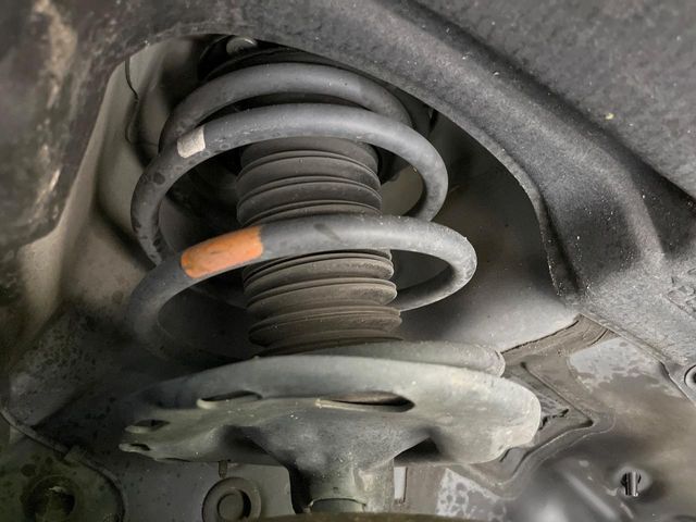 お車を安心してお乗りいただく為には、足回りの定期点検が欠かせません。サービスサポート（有償保証）では無料点検もご提供しており、安心のカーライフをお過ごしいただけるサポート体制が整っています。
