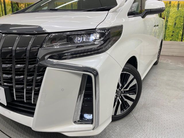 【LEDヘッドライト】悪天候や夜間走行時も良好な視界を確保し安心して運転できる高輝度LEDヘッドライトを装備！点灯速度が早く、消費電力も抑えられています。