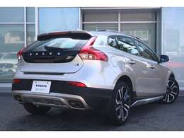 ハッチバックとクロスオーバースタイルをミックスしたデザインとなっております。