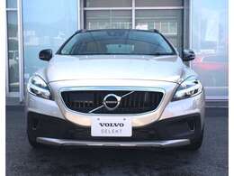 コンパクトボルボとして人気のV40に、オフロードテイストが加わったクロスカントリー　大径タイヤやルーフレールを得たことでよりアクテイブなドライブが楽しめます