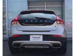 伝統の縦型テールライトは、より流麗なスタイリングへと変化しても、遠くから一目で分かるボルボのデザインアイコンです。緊急制動時にはプレーキランプが高速で点滅、後続車からの追突被害事故を未然に防ぎます。