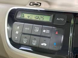 【オートエアコン】一度お好みの温度に設定すれば、車内の温度を検知し風量や温度を自動で調整。暑い…寒い…と何度もスイッチ操作をする必要はありません。快適な車内空間には必須の機能ですね♪