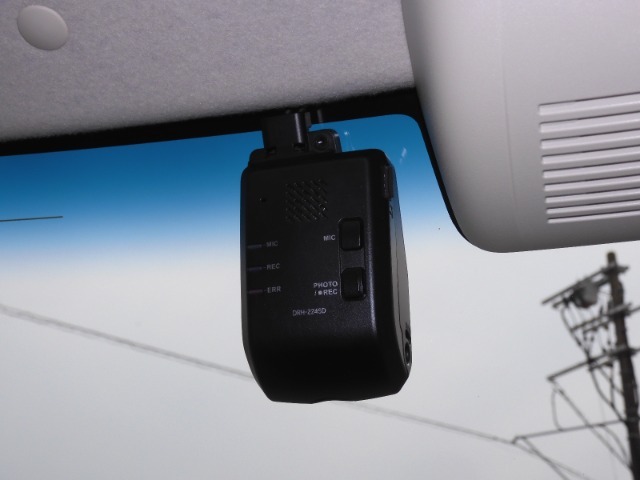 ◆ドライブレコーダー◆映像・音声などを記録する自動車用の装置です。　もしもの事故の際の記録はもちろん、旅行の際の思い出としてドライブの映像を楽しむことができます。