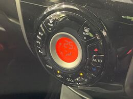 【オートエアコン】一度お好みの温度に設定すれば、車内の温度を検知し風量や温度を自動で調整。暑い…寒い…と何度もスイッチ操作をする必要はありません。快適な車内空間には必須の機能ですね♪