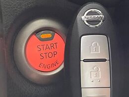 【インテリジェントキー】カバンやポケットに入れたままでもドアの施錠・解錠が可能なスマートキーを装備。エンジンのオン・オフ時もカギを取り出す必要が無いからとっても便利です♪