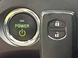 【スマートキー】カバンやポケットに入れたままでもドアの施錠・解錠が可能なスマートキーを装備。エンジンのオン・オフ時もカギを取り出す必要が無いからとっても便利です♪