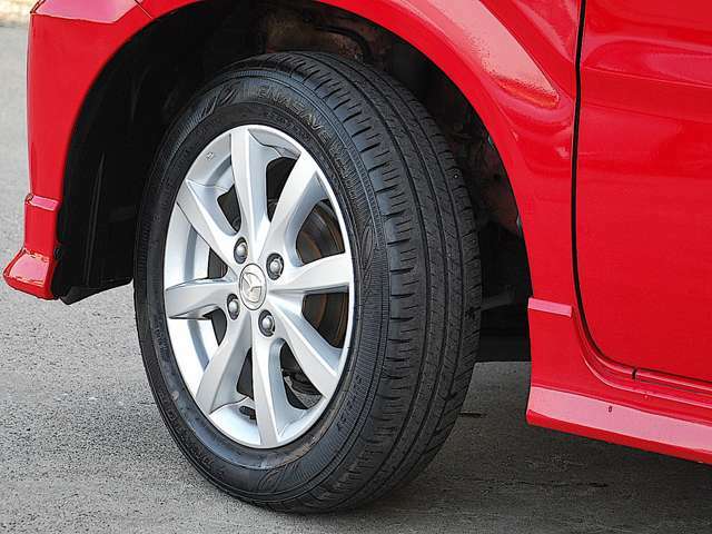 スポーティな純正アルミに装着されたタイヤのサイズは、155/65R14になります。