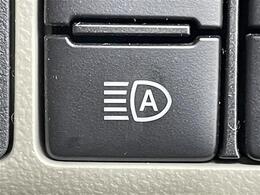 【オートハイビーム（AHB）】フロントウインドウガラス上部に設置された前方カメラにより、前方車両のランプや街路灯などの明るさを判定し、自動的にハイビームとロービームを切り換えてくれます！