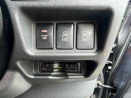 運転席の手元には様々なボタンが設置しております。両側パワースライドも設定しておりますので運転席から後部座席のドアを簡単に開閉することが出来ます。