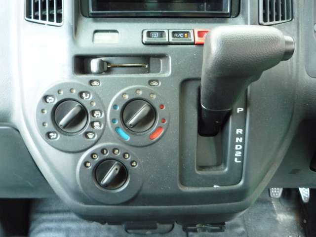インパネAT車！エアコンでとても簡単で快適に過ごせます！その他オプションも可能ですのでお気軽にご相談下さい！お問い合わせお待ちしています！