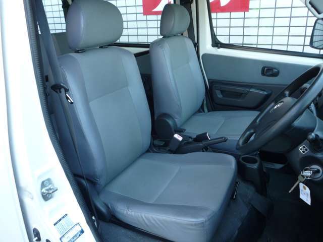 フロントシートは使用感はありますが当店は全車クリーニングを実施しておりますので、とても綺麗な状態です！車内は広々としていて、ゆったりとした5人乗りです！お出かけにも大活躍！