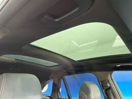 ●パノラミックスライディングルーフ：：大迫力のパノラマルーフは、後部座席にまで続いており、開放的な空間をお楽しみいただけます。