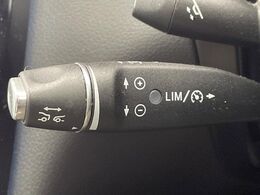 ●ディスタンスパイロットディストロニック：都市、郊外、高速道路などの走行時に、ステレオマルチパーパスカメラとレーダーセンサーにより、前走車を認識して速度に応じた車間距離を維持する次世代のクルコン！