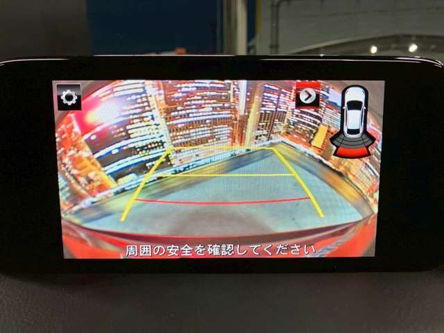 【バックカメラ】運転席から画面上で安全確認ができます。駐車が苦手な方にもオススメな便利機能です。