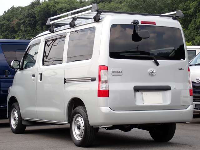 長さ：406cm/幅：166cm/高さ：193cm/最大積載量：750［500］kg/車両重量：1280kg/車両総重量：2140［2055］kg/燃料タンク：43リットル/カラーナンバー：1E7