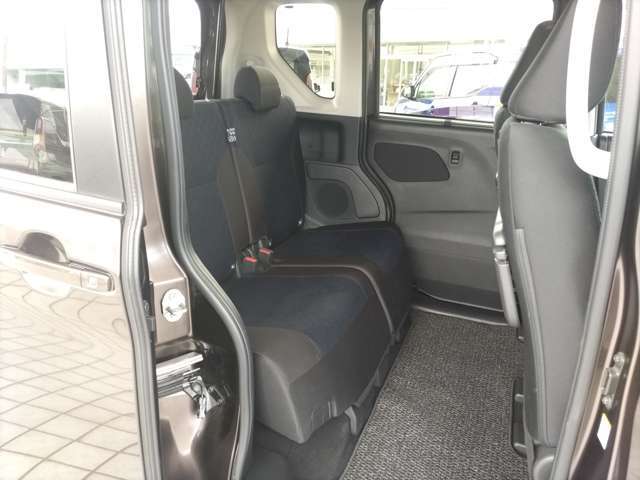 【3】●USBソケット（助手席シートバック部）●ロールサンシェード（リヤ）●撥水加工シート　など。