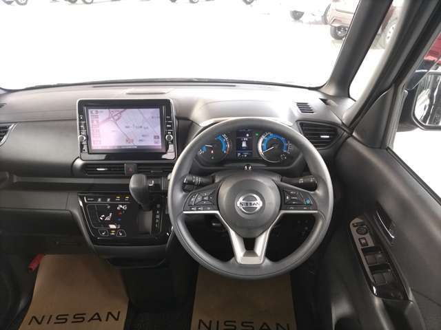 禁煙車でしたので不快なニオイは致しません。車内クリーニングも実施済みとなります。ご希望で別途有料となりますが車室内用「抗菌・抗ウィルスコート」（効果期間：3か月/料金：5，500円）を承っております。