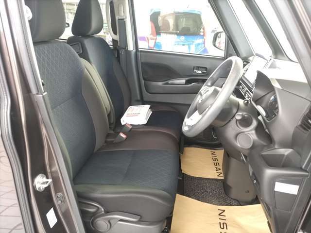 【2】■快適パックA：●プラズマクラスター技術搭載リヤシーリングファン●パーソナルテーブル（後席）（カップホルダー各2個、コンビニフック付、折りたたみ格納式）●カップホルダー（9個）※次画像に続く